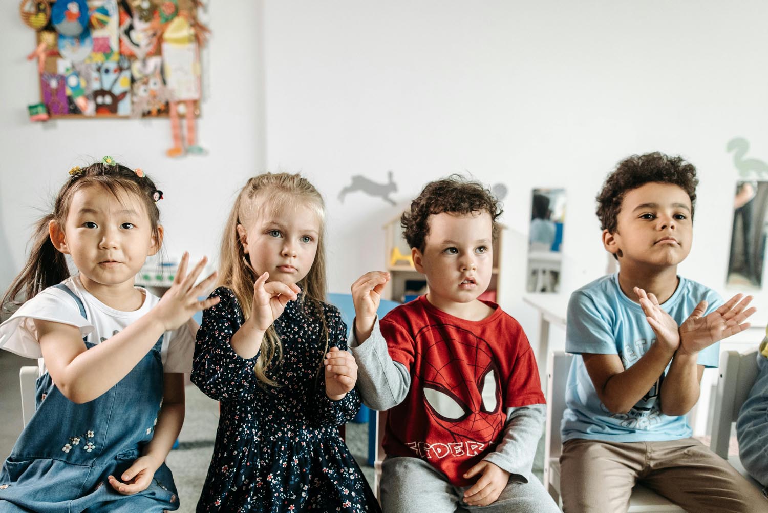 ASL based communication in a supportive evaluation environment.